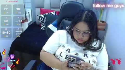 Snapshot of evelin_zaens chatting on 06.18.26 evelin zaens online show from 06.18.26
