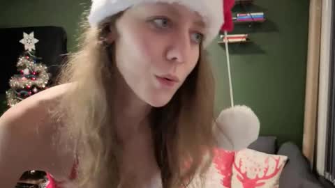 Snapshot of eveline_beauty_kitty chatting on 12.22.25 Eveline online show from 12.22.25