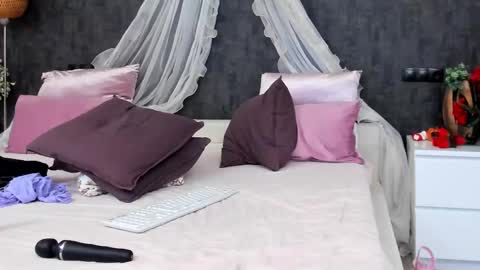 Snapshot of evellynereys chatting on 02.28.25 evellynereys online show from 02.28.25