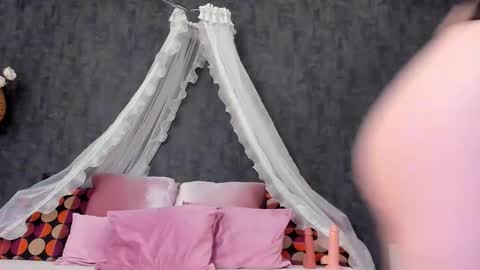 Snapshot of evellynereys chatting on 09.18.25 evellynereys online show from 09.18.25