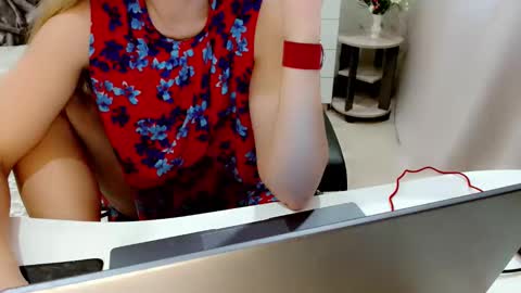 Snapshot of evelove33 chatting on 10.14.25 evelove online show from 10.14.25