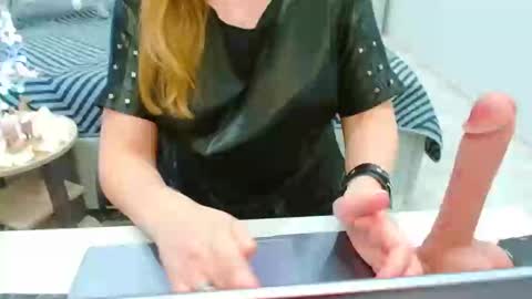 Snapshot of evelove33 chatting on 04.19.26 evelove online show from 04.19.26