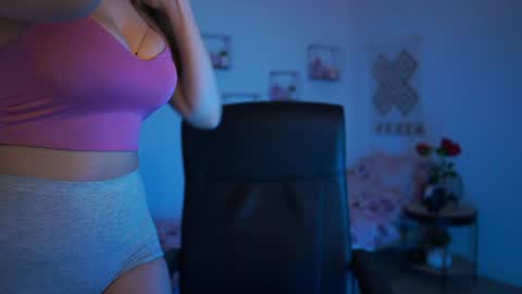 evelyncage_ online show from 02.02.25