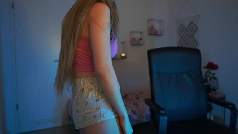 evelyncage_ online show from 02.04.25