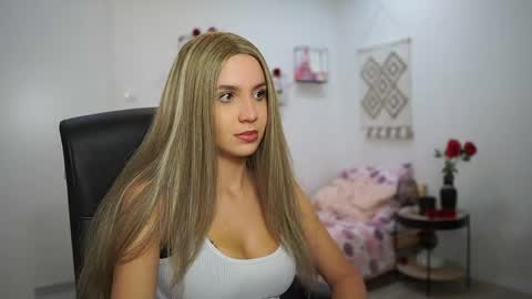 evelyncage_ online show from 10.12.25