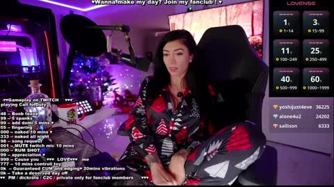 Snapshot of evelyne92 chatting on 12.29.24 Evelyne online show from 12.29.24