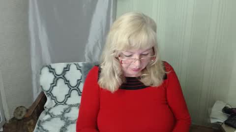 Snapshot of evelynloveshy chatting on 05.04.26 BarbaraBlondy online show from 05.04.26
