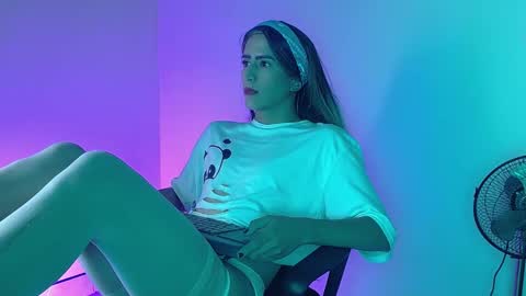 Snapshot of everly_monroe chatting on 10.17.25 everly_monroe online show from 10.17.25