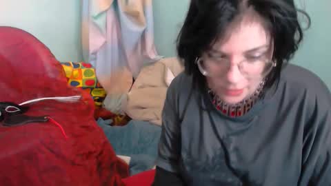 Snapshot of everly_rays chatting on 12.15.25 Everly online show from 12.15.25