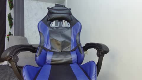 Snapshot of evessinn chatting on 10.22.25 luis online show from 10.22.25