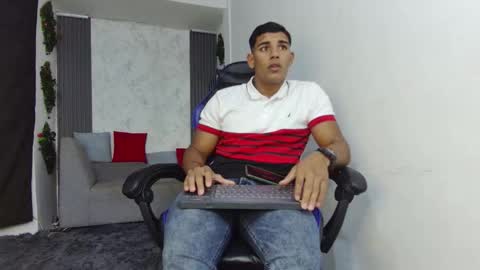 Snapshot of evessinn chatting on 11.29.25 luis online show from 11.29.25