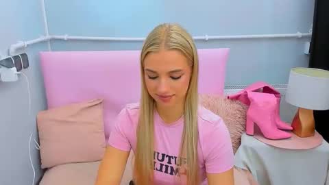 Snapshot of evettegold chatting on 09.20.25 Eve online show from 09.20.25