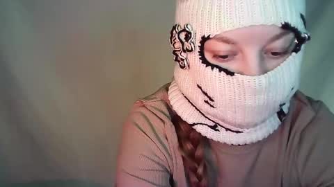 Snapshot of evie_muna chatting on 05.11.26 Renesme White Im here from Monday to Friday online show from 05.11.26
