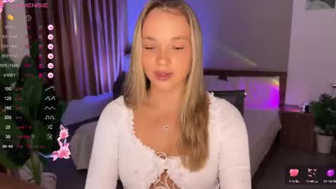 Snapshot of evielina chatting on 06.19.26 evielina online show from 06.19.26