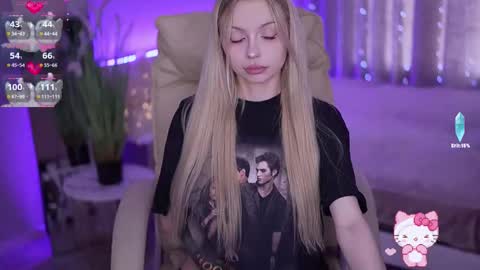 Snapshot of evistarr chatting on 10.18.25 Eva online show from 10.18.25