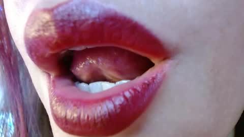 Snapshot of evolethmontenegros chatting on 12.18.24 Evoleth online show from 12.18.24