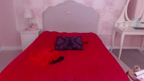 Snapshot of experiencedalana chatting on 11.30.25 Alana online show from 11.30.25