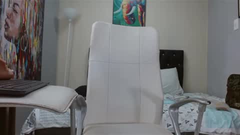 extrella_latina22 online show from 12.31.24