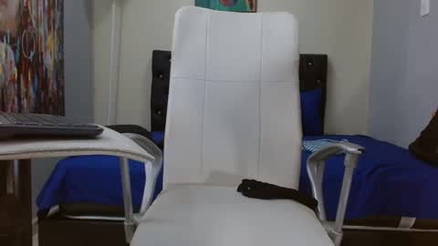 extrella_latina22 online show from 01.05.25