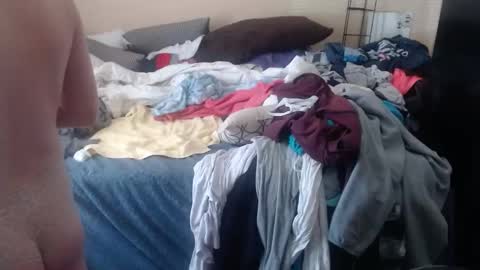 eyeswall0w online show from 10.21.25