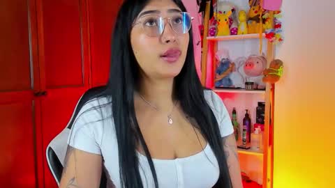 Snapshot of eymy_hadid_ chatting on 12.15.25 Emily online show from 12.15.25