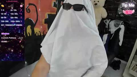 Snapshot of faberdubois1 chatting on 10.31.25 camila online show from 10.31.25