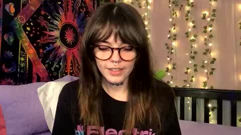 Snapshot of faerienugs chatting on 10.23.25 Faerie 3 online show from 10.23.25