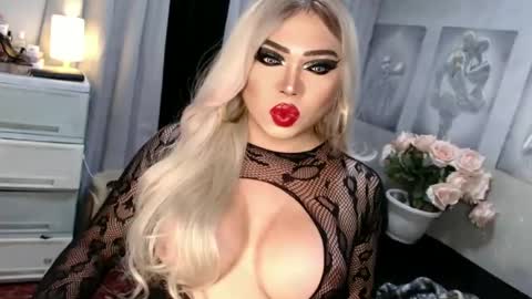 Snapshot of fascinating_ts_vana chatting on 07.05.26 vana online show from 07.05.26