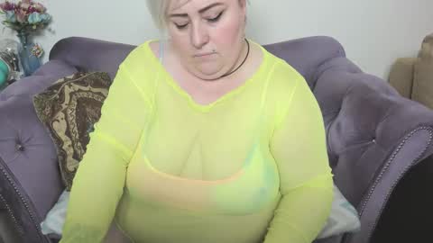 Snapshot of fashiona chatting on 12.18.25 fashiona online show from 12.18.25