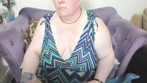 Snapshot of fashiona chatting on 02.02.26 fashiona online show from 02.02.26