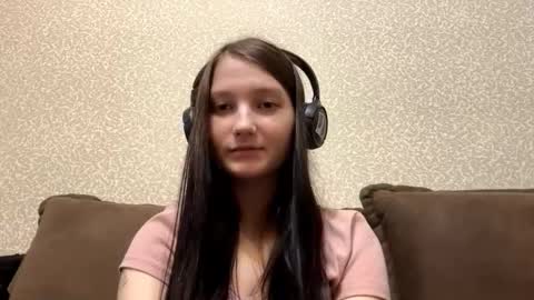 Aurora 18yo online show from 10.22.25