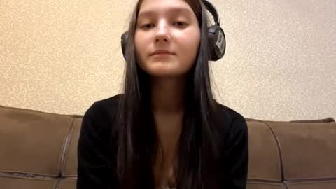 Aurora 18yo online show from 11.20.25