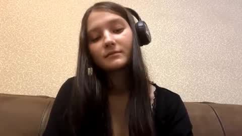 Aurora 18yo online show from 11.21.25