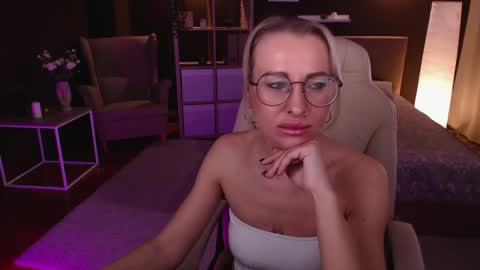 Snapshot of fay_dunaway chatting on 12.02.24 Fay online show from 12.02.24