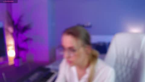 Snapshot of fay_dunaway chatting on 02.25.25 Fay online show from 02.25.25