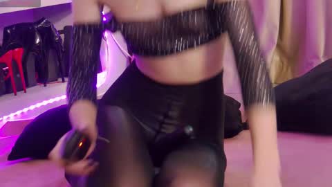 Snapshot of feetvibe chatting on 10.10.25 FeetVibe online show from 10.10.25