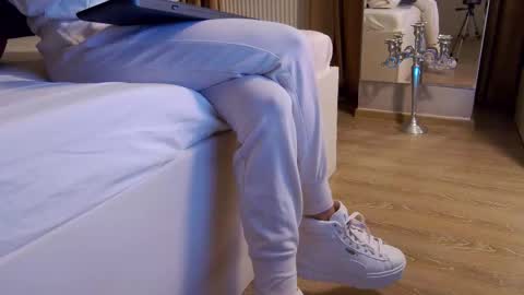 Snapshot of feetvibe chatting on 11.12.25 FeetVibe online show from 11.12.25