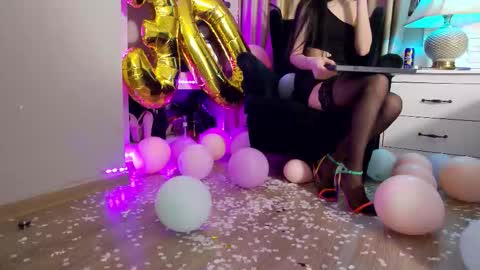 Snapshot of feetvibe chatting on 11.19.25 FeetVibe online show from 11.19.25