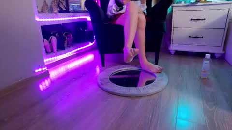 Snapshot of feetvibe chatting on 11.21.25 FeetVibe online show from 11.21.25