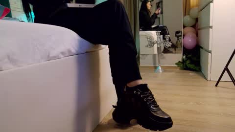 Snapshot of feetvibe chatting on 12.05.25 FeetVibe online show from 12.05.25