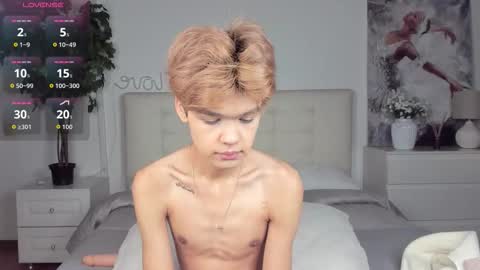 Snapshot of felix_rey chatting on 10.08.25 Felix online show from 10.08.25