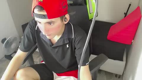 Snapshot of fernan_flow chatting on 11.28.25 FERNANDO online show from 11.28.25