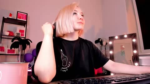 Snapshot of fetishrey chatting on 01.18.25 Rey online show from 01.18.25
