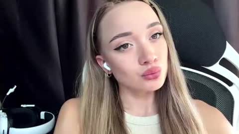 Snapshot of fidelagrantz chatting on 06.18.26 Eva online show from 06.18.26