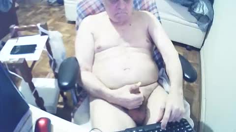 Snapshot of filhober chatting on 10.04.25 filhober online show from 10.04.25