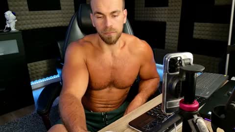 Snapshot of finch93 chatting on 09.08.25 Nick online show from 09.08.25