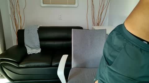 Snapshot of finch93 chatting on 10.05.25 Nick online show from 10.05.25