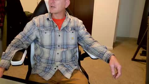 Snapshot of finding_ross chatting on 11.13.25 Ross online show from 11.13.25