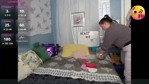 Snapshot of fionna_fineas chatting on 11.06.25 Fionna online show from 11.06.25