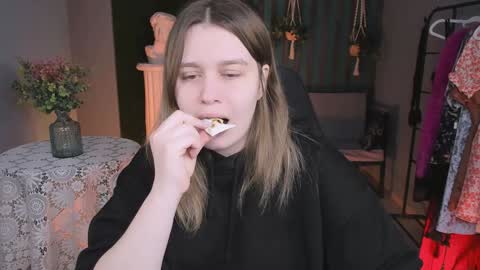 Snapshot of fioramarmoris chatting on 01.12.25 fiora online show from 01.12.25